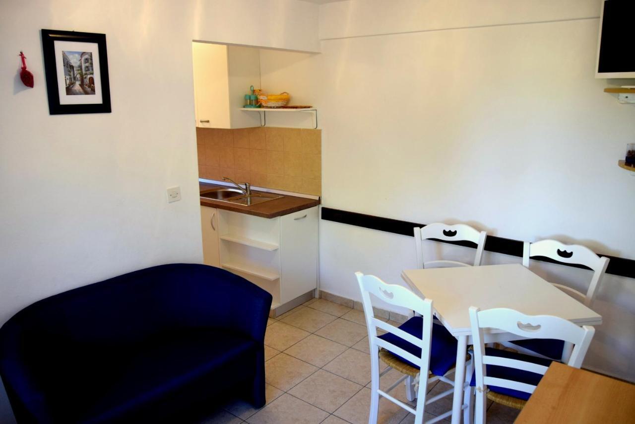 Miramar Gardenn Apartmment Banjol ภายนอก รูปภาพ